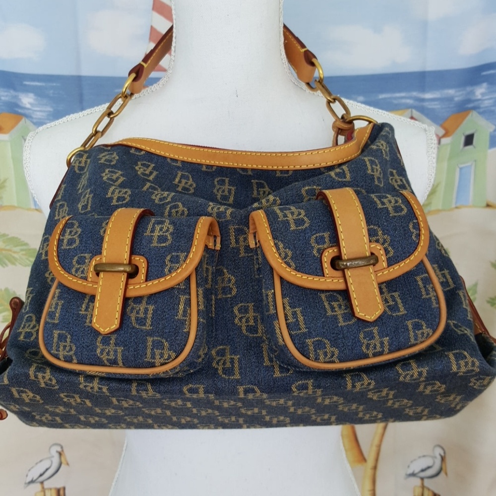 Dooney & Bourke. Shoulder bag.